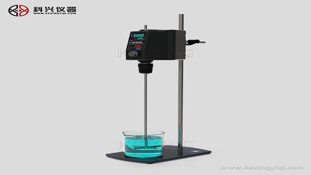 他來了，他來了，他帶著頂置式電動攪拌器走來